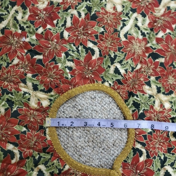 Vintage Handmade Quilt and Embroidered Pointsetta Christmas Tree Skirt - Picture 7 of 8